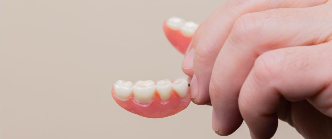 假牙是指在口腔內放置的一種人工牙齒